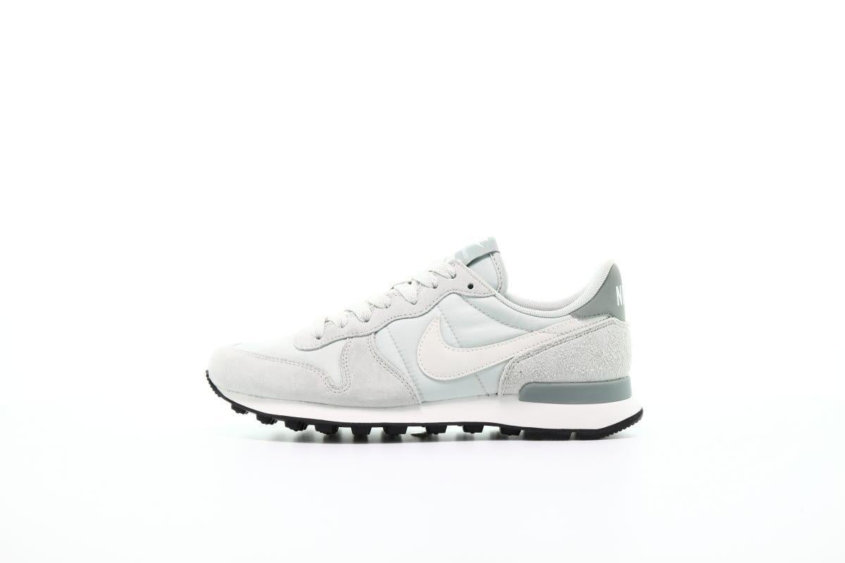 Nike internationalist cheap light silver